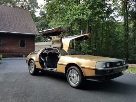 Этот 1983 DeLorean был покрыт золотом 24k с высоким разрешением и был выставлен на продажу на EBAY